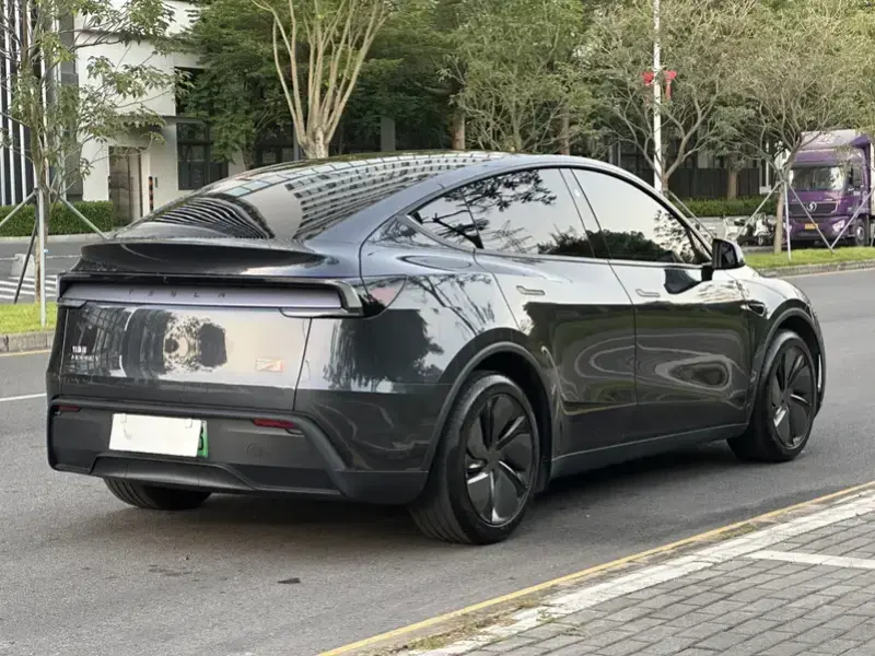 2025 Tesla Model Y с пробегом 13 600 км