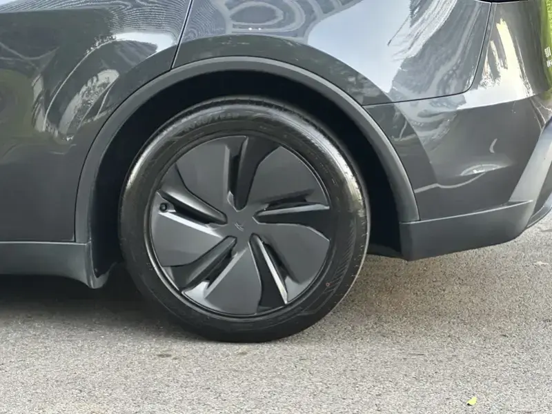 2025 Tesla Model Y с пробегом 13 600 км