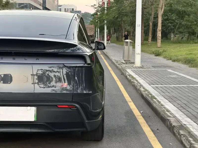 2025 Tesla Model Y с пробегом 13 600 км