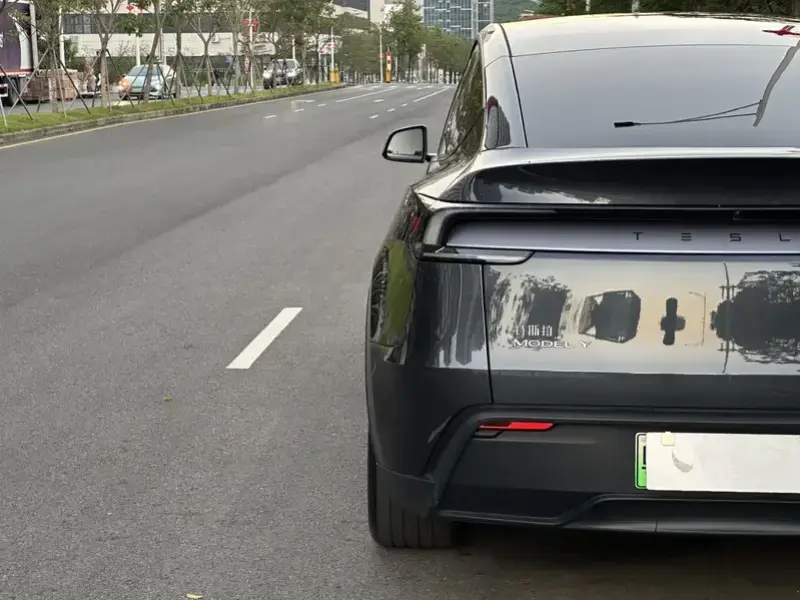 2025 Tesla Model Y с пробегом 13 600 км