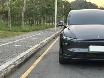 2025 Tesla Model Y с пробегом 13 600 км