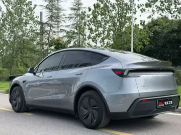 2025 Tesla Model Y с пробегом 48 000 км