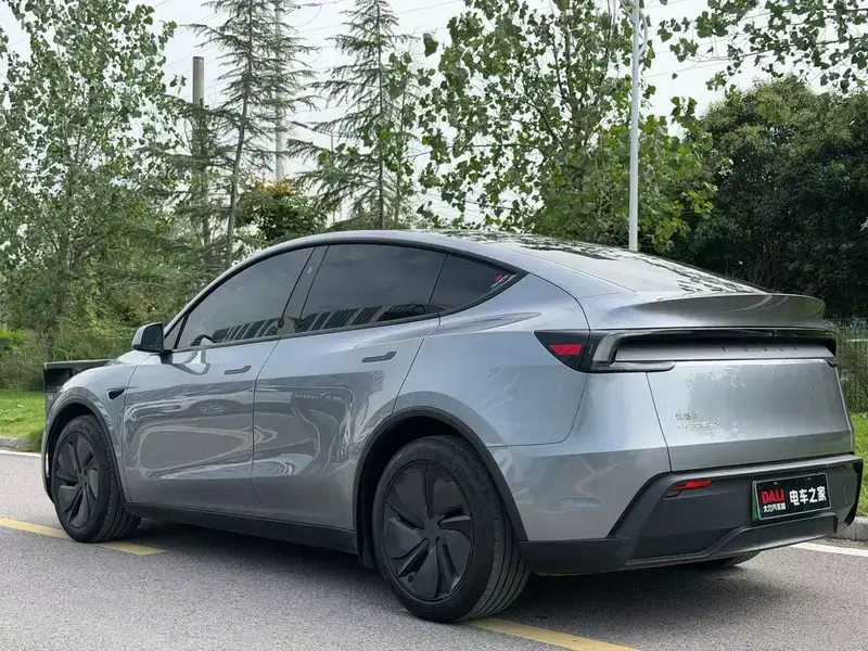 2025 Tesla Model Y с пробегом 48 000 км