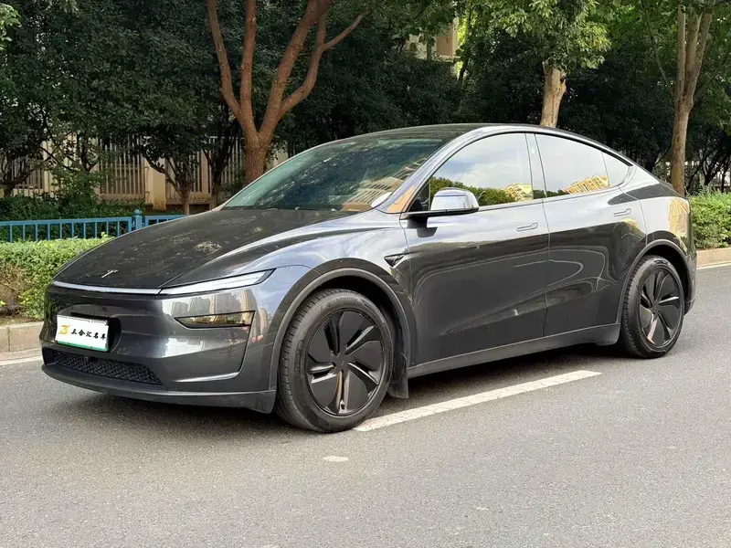 2025 Tesla Model Y с пробегом 27 200 км