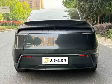 2025 Tesla Model Y с пробегом 27 200 км