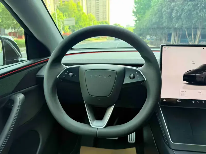 2025 Tesla Model Y с пробегом 27 200 км