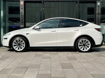 2025 Tesla Model Y с пробегом 34 000 км