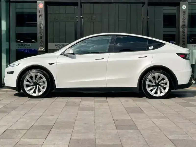 2025 Tesla Model Y с пробегом 34 000 км