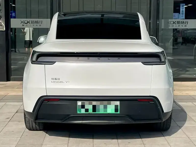 2025 Tesla Model Y с пробегом 34 000 км