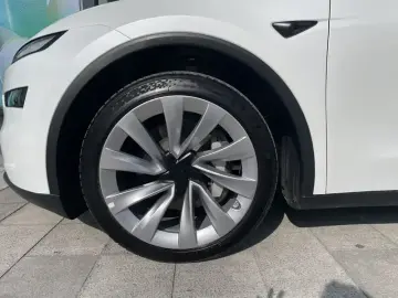2025 Tesla Model Y с пробегом 34 000 км