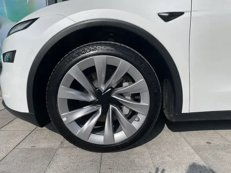 2025 Tesla Model Y с пробегом 34 000 км