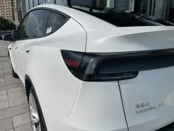 2025 Tesla Model Y с пробегом 34 000 км