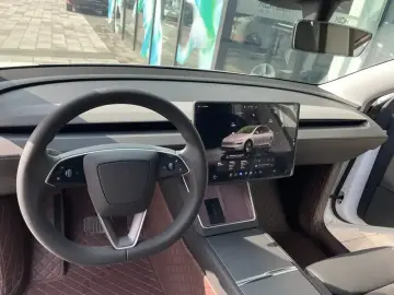2025 Tesla Model Y с пробегом 34 000 км