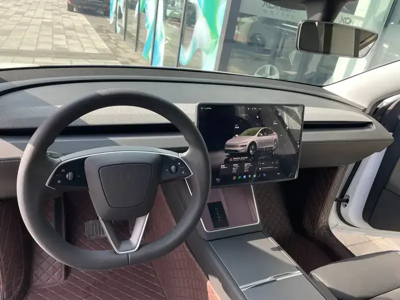 2025 Tesla Model Y с пробегом 34 000 км