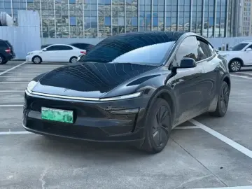 2025 Tesla Model Y с пробегом 8 000 км