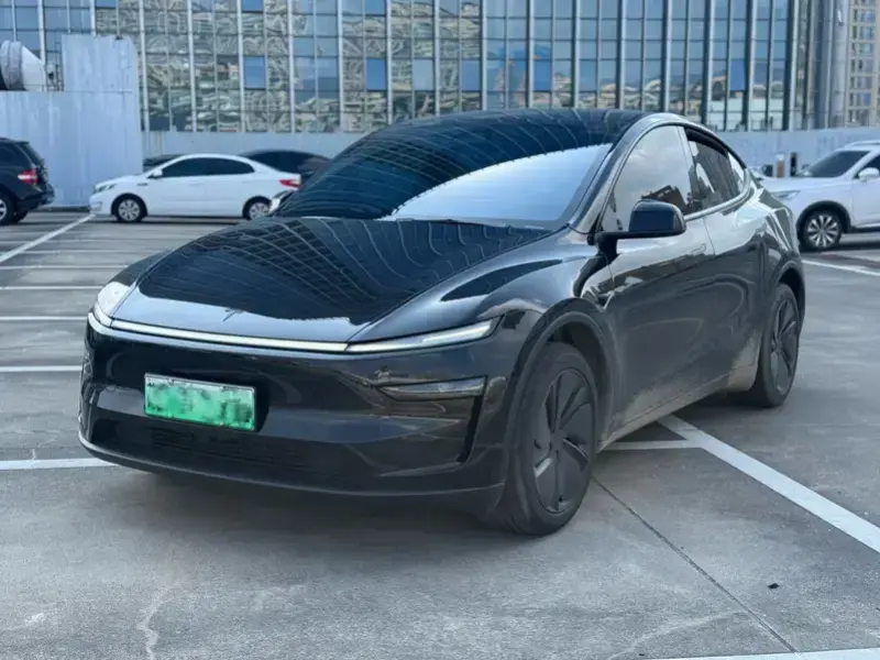 2025 Tesla Model Y с пробегом 8 000 км