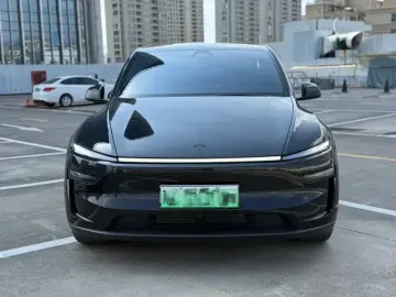 2025 Tesla Model Y с пробегом 8 000 км