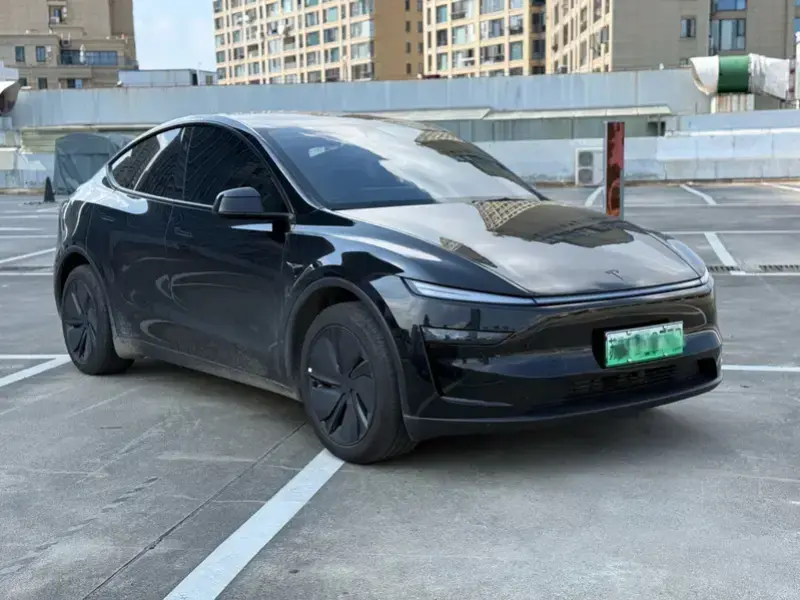 2025 Tesla Model Y с пробегом 8 000 км