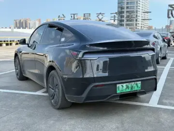 2025 Tesla Model Y с пробегом 8 000 км