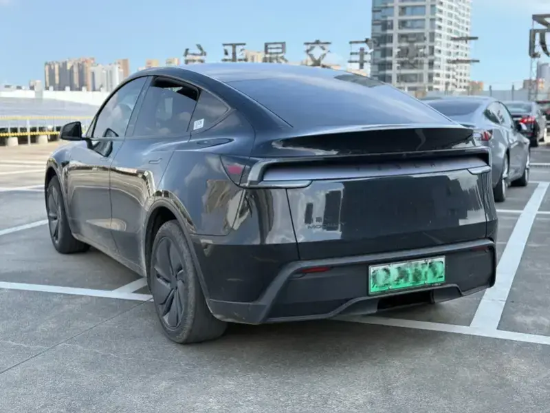 2025 Tesla Model Y с пробегом 8 000 км