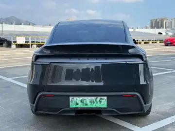 2025 Tesla Model Y с пробегом 8 000 км