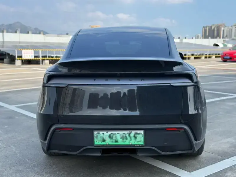 2025 Tesla Model Y с пробегом 8 000 км