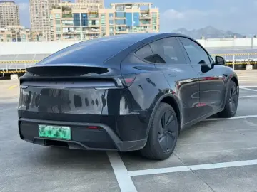 2025 Tesla Model Y с пробегом 8 000 км