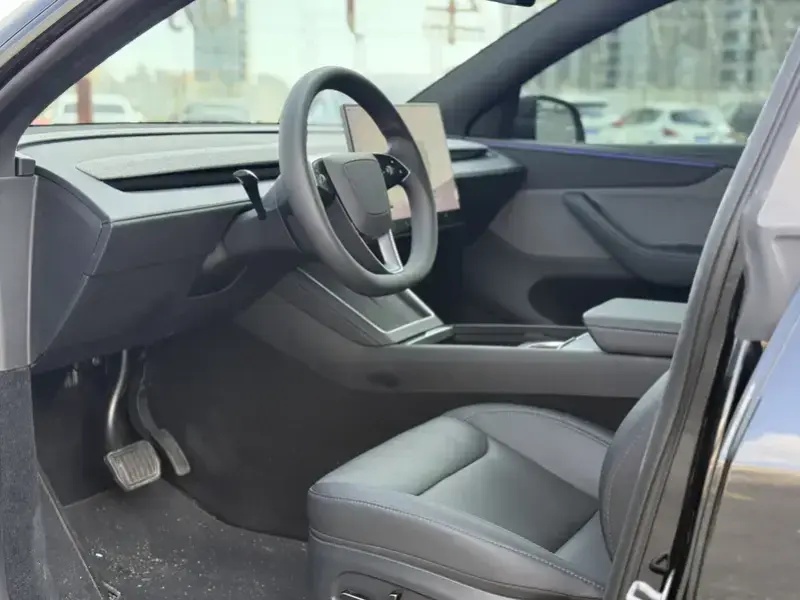 2025 Tesla Model Y с пробегом 8 000 км