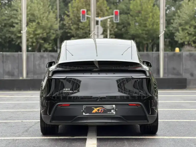 2025 Tesla Model Y с пробегом 22 000 км