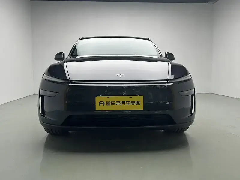 2025 Tesla Model Y с пробегом 20 500 км