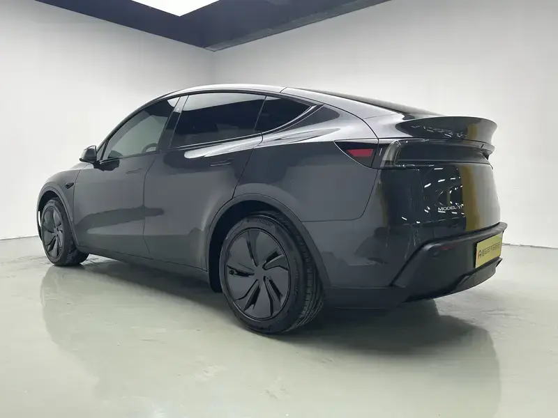 2025 Tesla Model Y с пробегом 20 500 км