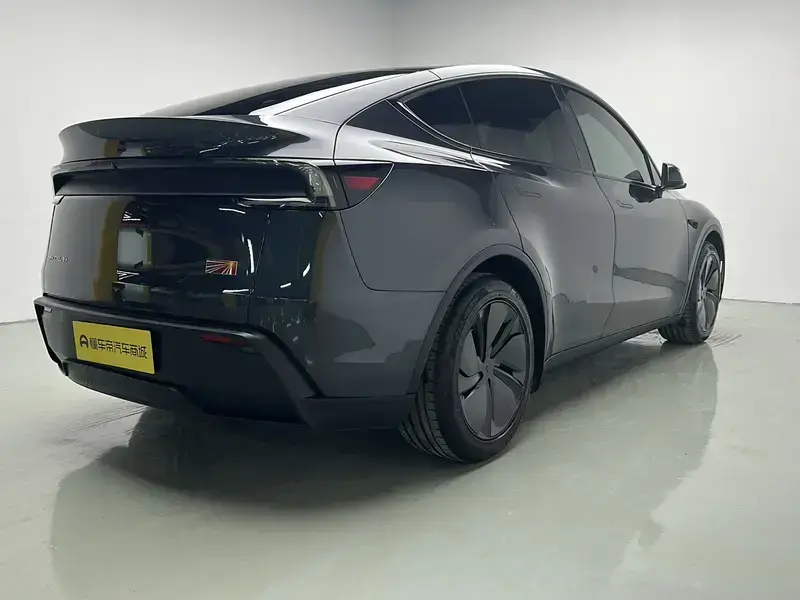 2025 Tesla Model Y с пробегом 20 500 км