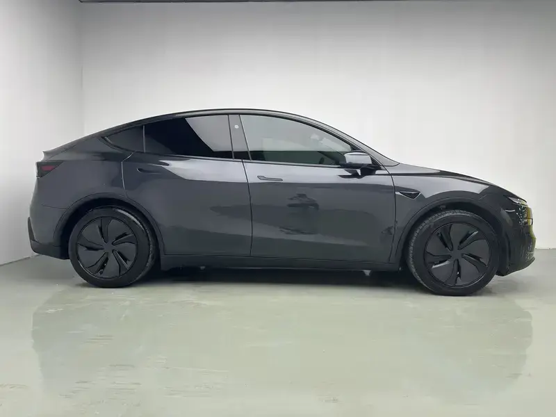 2025 Tesla Model Y с пробегом 20 500 км