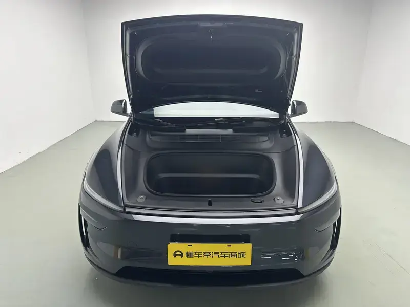 2025 Tesla Model Y с пробегом 20 500 км