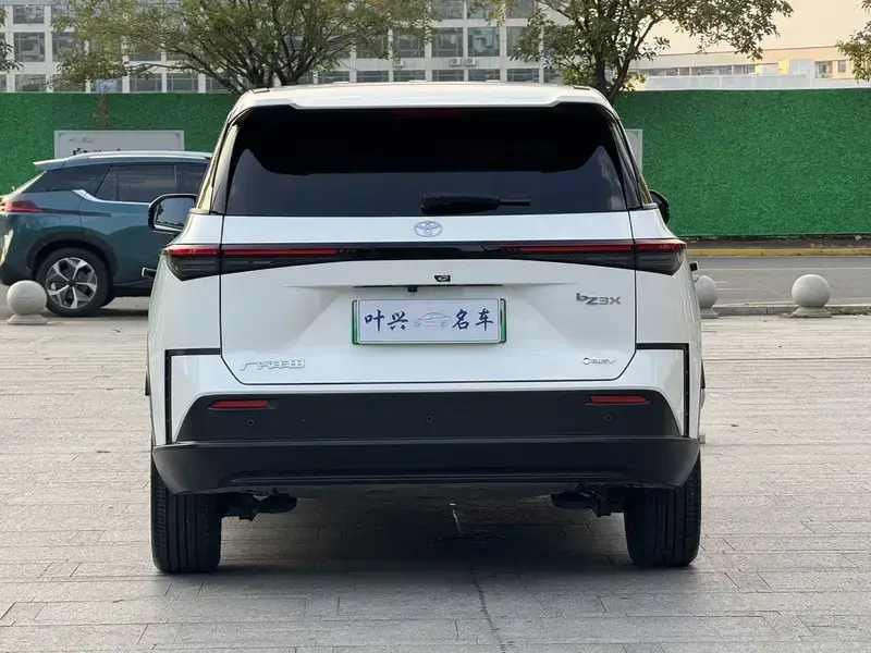 2025 Toyota bZ3X с пробегом 20 000 км
