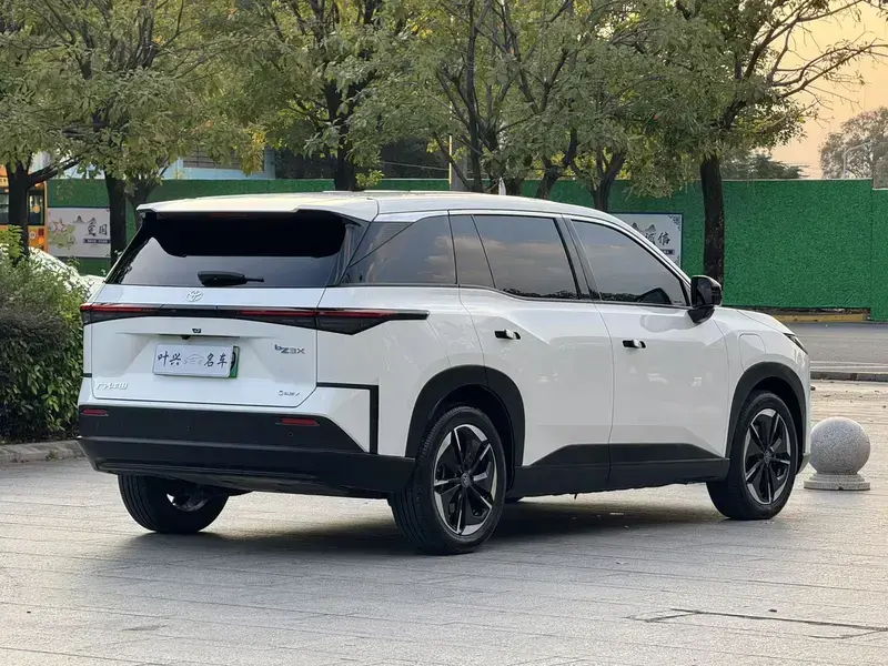 2025 Toyota bZ3X с пробегом 20 000 км