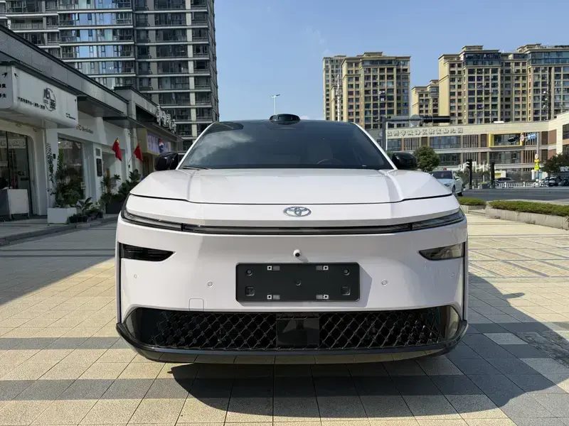 2025 Toyota bZ3X с пробегом 9 000 км