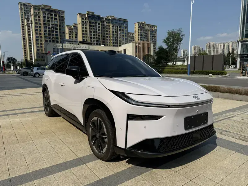 2025 Toyota bZ3X с пробегом 9 000 км