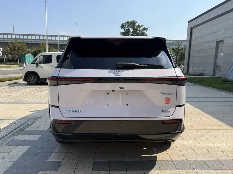 2025 Toyota bZ3X с пробегом 9 000 км