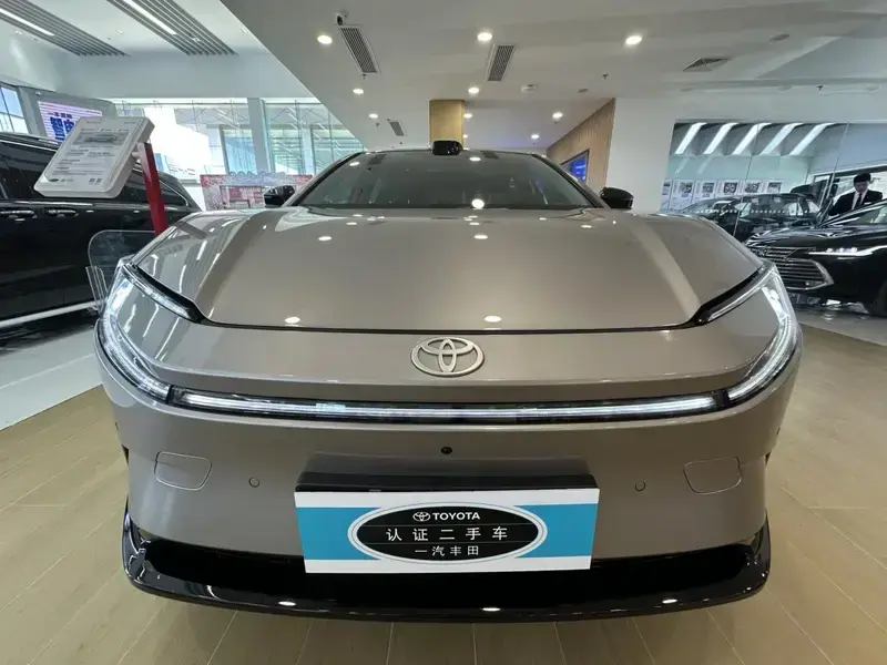2025 Toyota bZ5 с пробегом 20 000 км