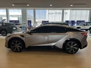 2025 Toyota bZ5 с пробегом 20 000 км