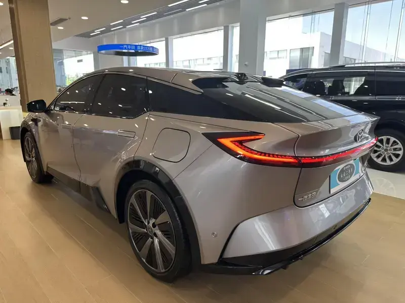 2025 Toyota bZ5 с пробегом 20 000 км