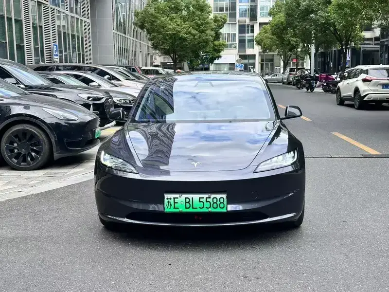 2025 Tesla Model 3 с пробегом 30 000 км