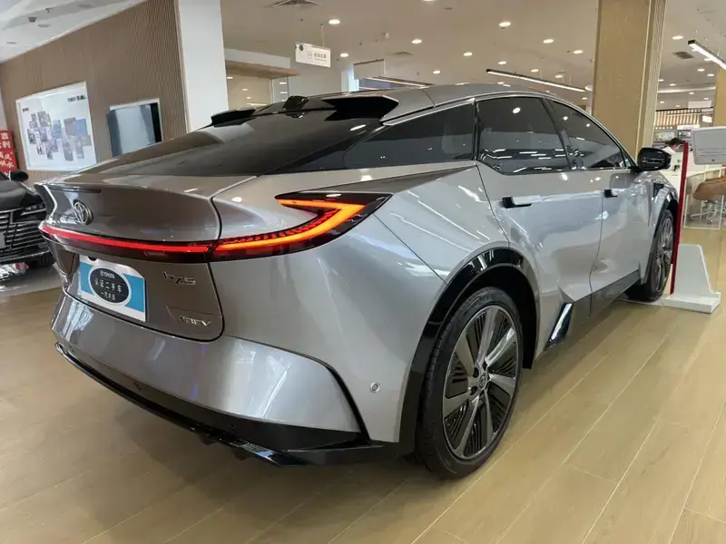 2025 Toyota bZ5 с пробегом 20 000 км