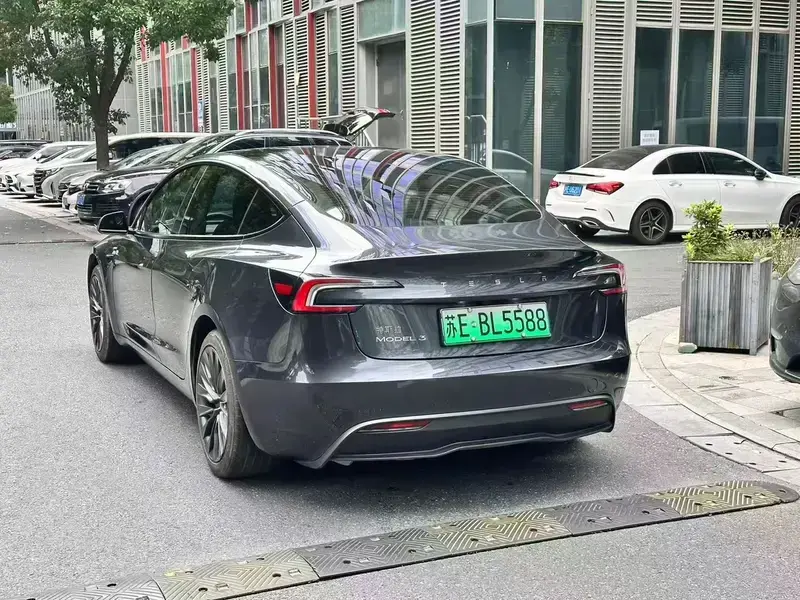 2025 Tesla Model 3 с пробегом 30 000 км