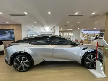2025 Toyota bZ5 с пробегом 20 000 км