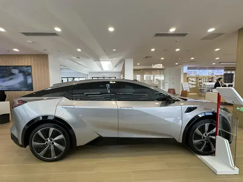 2025 Toyota bZ5 с пробегом 20 000 км