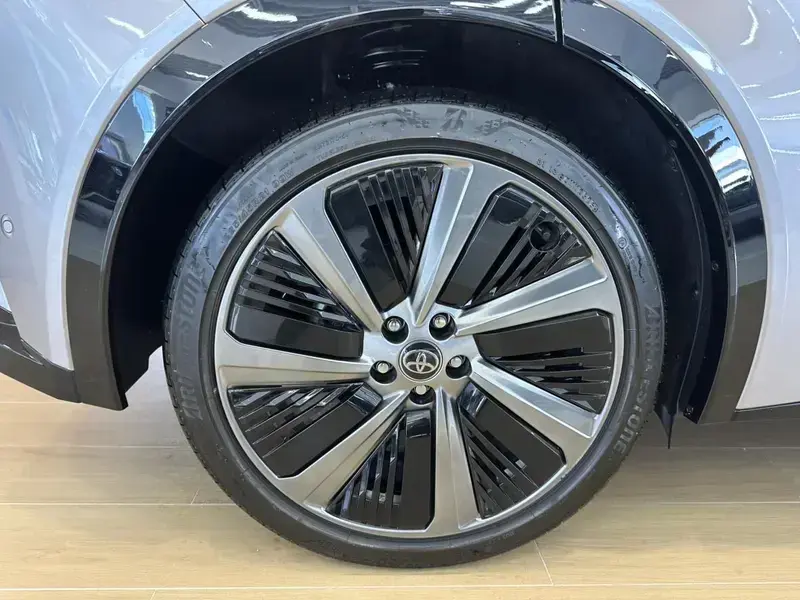 2025 Toyota bZ5 с пробегом 20 000 км