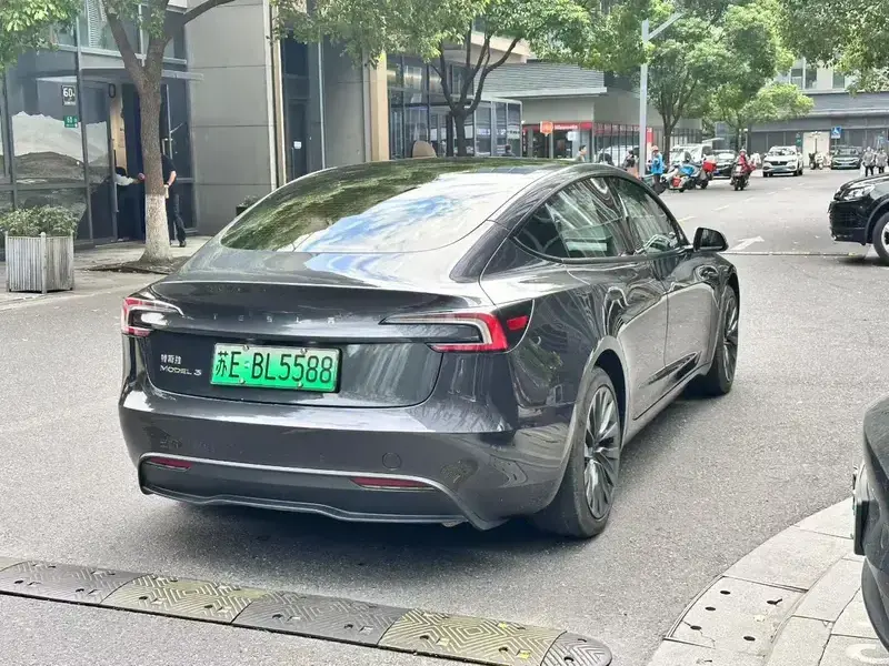 2025 Tesla Model 3 с пробегом 30 000 км