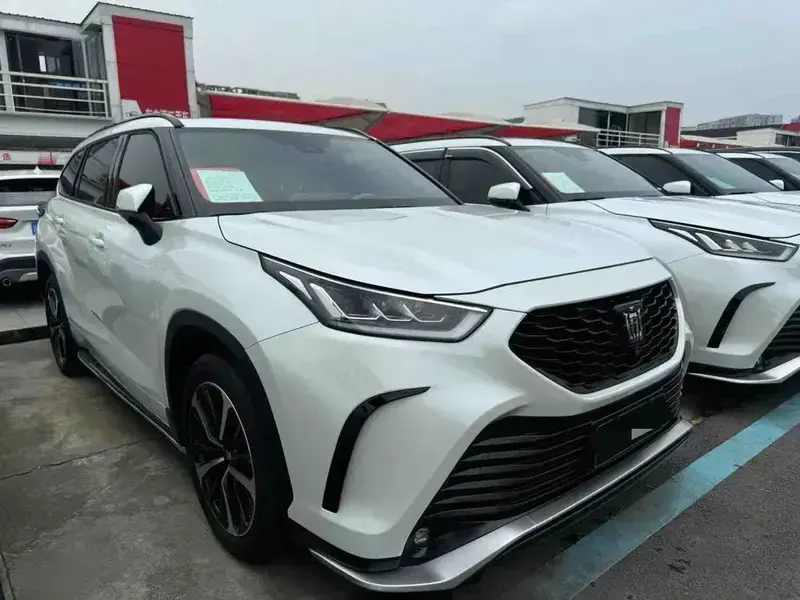 2022 Toyota Crown Kluger с пробегом 30 000 км